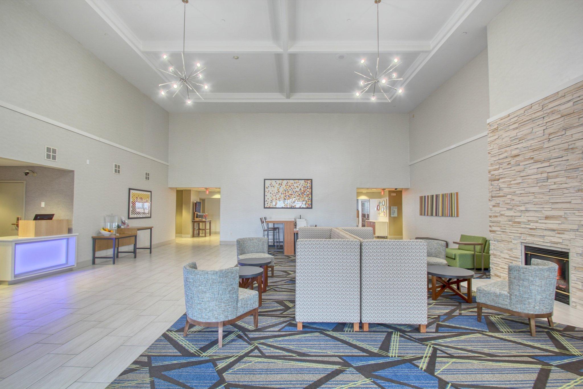 Holiday Inn Express Hotel & Suites Oshkosh - State Route 41 By Ihg Exteriör bild