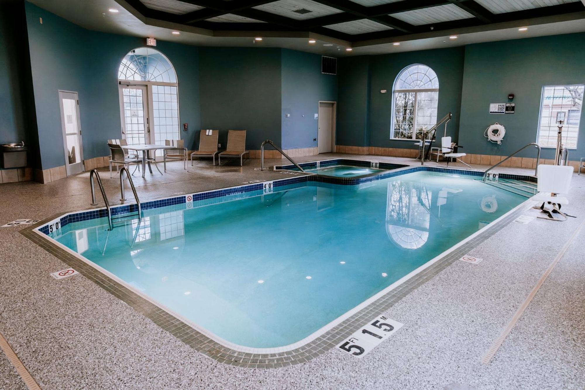 Holiday Inn Express Hotel & Suites Oshkosh - State Route 41 By Ihg Exteriör bild