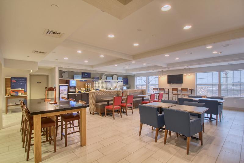 Holiday Inn Express Hotel & Suites Oshkosh - State Route 41 By Ihg Exteriör bild